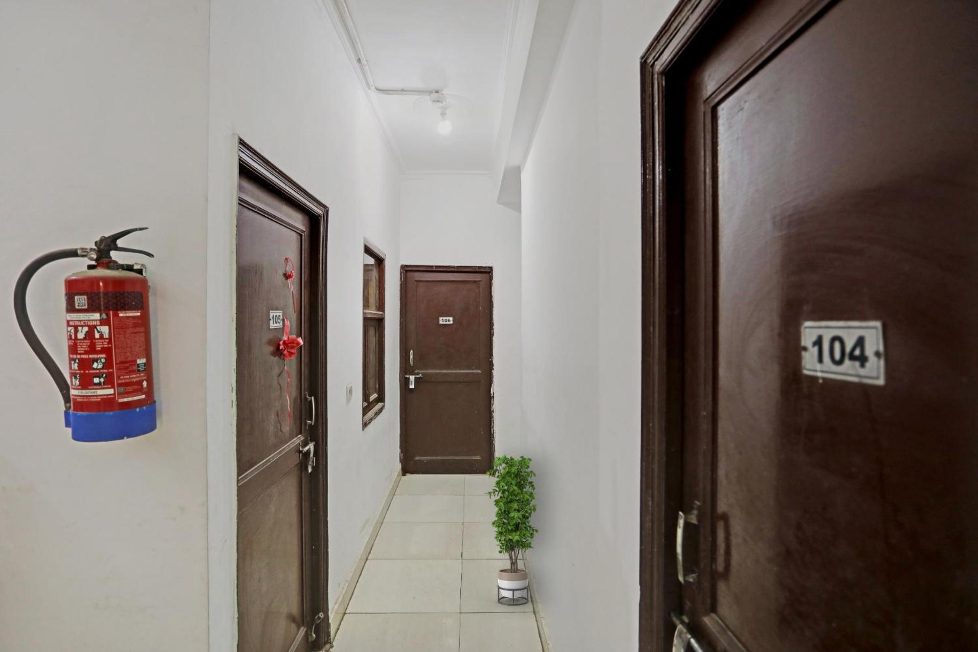 Collection O Mayank Guest House Near Iskcon Temple Noida Kalkaji Devi Екстер'єр фото